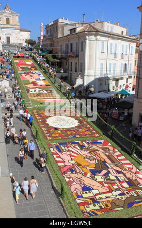 GENZANO, Italia - 17 giugno: tappeto floreale in via principale il 17 giugno 2012 a Genzano, Italia. Questo evento si svolge ogni anno Foto Stock