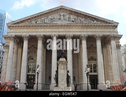 Londra - 7 agosto: la facciata del Royal Exchange il 7 agosto 2014 a Londra, Inghilterra Foto Stock