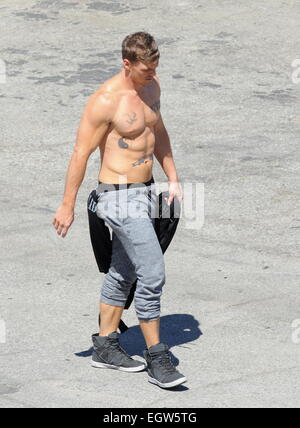 Zooey Deschanel sul set di "nuova ragazza' riprese nel centro di Los Angeles con nuovo hunky cast mate Teenage Mutant Ninja Turtle star Alan Ritchson chi ha mostrato la sua incredibile abs sul set. Dotato di: Alan Ritchson dove: Los Angeles, California, Stati Uniti Foto Stock