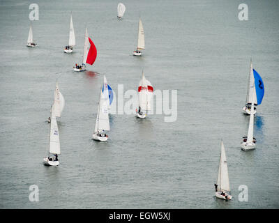 Vista aerea di barche a vela durante una regata Foto Stock