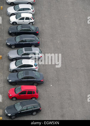 Vista aerea di una fila di automobili parcheggiate Foto Stock