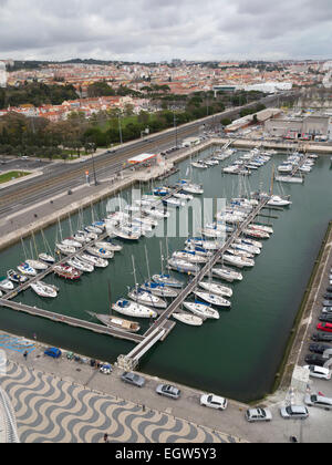 Vista aerea di barche a vela ormeggiata al porto turistico di Belem, Lisbona, Portogallo Foto Stock