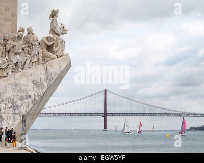Il Padrão dos Descobrimentos e il XXV Aprile sospensione ponte sul fiume Tago a Lisbona, Portogallo Foto Stock