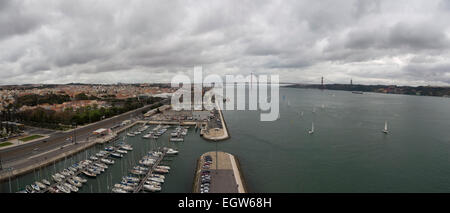 Vista panoramica del quartiere di Belem, il fiume Tago e XXV Aprile ponte di sospensione a Lisbona, Portogallo Foto Stock
