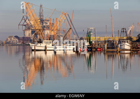 Ingleside Bay, barche da pesca e le imbarcazioni di servizio, costruzione di "Big Foot' deepwater oil & gas piattaforma. Foto Stock