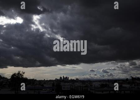 Los Angeles, California, USA. 2 Mar, 2015. Dark nuvole temporalesche passano sopra il centro cittadino di Los Angeles skyline. Una tempesta di neve ha portato pioggia, neve e temporali per la regione. La tempesta è previsto di aggiungere meno di mezzo pollice per la stagione di pioggia totali. © Ringo Chiu/ZUMA filo/Alamy Live News Foto Stock