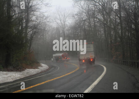 Camion sul percorso 44/55, passando attraverso le montagne Shawangunk, New York. Foto Stock