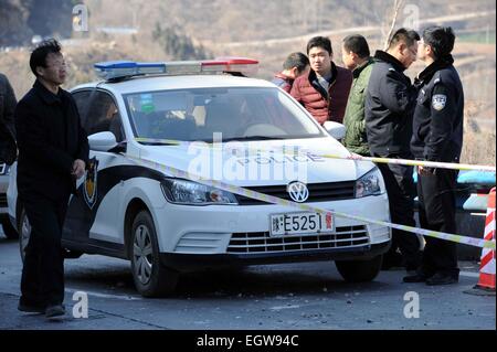 Linzhou, la Cina della Provincia di Henan. 3 Mar, 2015. Soccorritori lavoro presso il sito di un incidente stradale che rivendicato 20 vive in città Linzhou, centrale cinese della Provincia di Henan, 3 marzo 2015. Venti persone sono state confermate morti e 13 altri sono stati feriti dopo un autobus è caduto da un dirupo fine lunedì notte in città Linzhou. Il bus stava trasportando i membri di un locale opera troupe quando si è verificato l'incidente in Linzhou, sotto la giurisdizione della città di Anyang, secondo il governo municipale di Anyang. Credito: Zhu Xiang/Xinhua/Alamy Live News Foto Stock