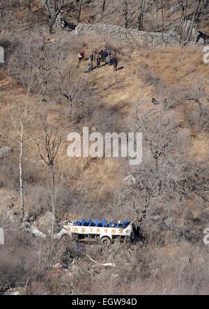 Linzhou. 3 Mar, 2015. Foto scattata il 3 marzo 2015 mostra il sito di un incidente stradale che rivendicato 20 vive in città Linzhou, centrale cinese della Provincia di Henan. Venti persone sono state confermate morti e 13 altri sono stati feriti dopo un autobus è caduto da un dirupo fine lunedì notte in città Linzhou. Il bus stava trasportando i membri di un locale opera troupe quando si è verificato l'incidente in Linzhou, sotto la giurisdizione della città di Anyang, secondo il governo municipale di Anyang. Credito: Zhu Xiang/Xinhua/Alamy Live News Foto Stock