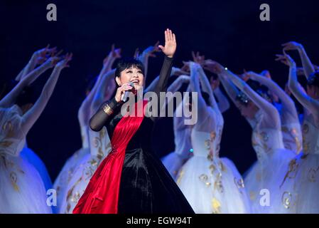 Toronto, Canada. 2 Mar, 2015. Il cantante Yin Xiumei compie durante il Nuovo Anno Cinese Carnevale 2015 presso il Sony Center for the Performing Arts a Toronto in Canada il 2 marzo 2015. In scena da Broadcast Orchestra Nazionale della Cina, questo appuntamento annuale ha dato dei calci a fuori il lunedì per festeggiare il nuovo anno cinese. © Zou Zheng/Xinhua/Alamy Live News Foto Stock