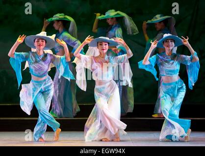 Toronto, Canada. 2 Mar, 2015. Artisti eseguono la danza durante il Nuovo Anno Cinese Carnevale 2015 presso il Sony Center for the Performing Arts a Toronto in Canada il 2 marzo 2015. In scena da Broadcast Orchestra Nazionale della Cina, questo appuntamento annuale ha dato dei calci a fuori il lunedì per festeggiare il nuovo anno cinese. © Zou Zheng/Xinhua/Alamy Live News Foto Stock