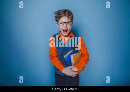 Unione-cerca ragazzo di dieci anni in bicchieri con un libro aperto Foto Stock