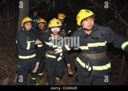 Linzhou. 3 Mar, 2015. Soccorritori lavoro presso il sito di un incidente stradale che rivendicato 20 vive in città Linzhou, centrale cinese della Provincia di Henan, 3 marzo 2015. Venti persone sono state confermate morti e 13 altri sono stati feriti dopo un autobus è caduto da un dirupo fine lunedì notte in città Linzhou. Il bus stava trasportando i membri di un locale opera troupe quando si è verificato l'incidente in Linzhou, sotto la giurisdizione della città di Anyang, secondo il governo municipale di Anyang. Credito: Xinhua/Alamy Live News Foto Stock