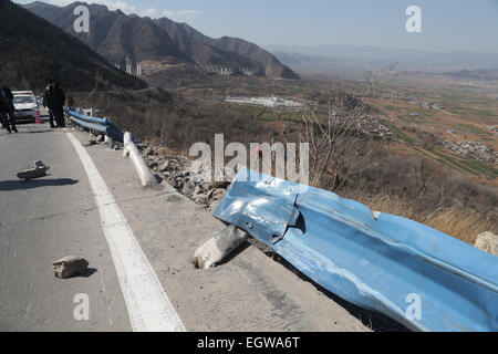 Linzhou. 3 Mar, 2015. Foto scattata il 3 marzo 2015 mostra il sito di un incidente stradale che rivendicato 20 vive in città Linzhou, centrale cinese della Provincia di Henan. Venti persone sono state confermate morti e 13 altri sono stati feriti dopo un autobus è caduto da un dirupo fine lunedì notte in città Linzhou. Il bus stava trasportando i membri di un locale opera troupe quando si è verificato l'incidente in Linzhou, sotto la giurisdizione della città di Anyang, secondo il governo municipale di Anyang. Credito: Gao Zhiyong/Xinhua/Alamy Live News Foto Stock