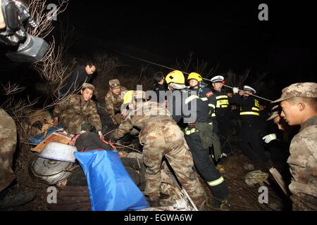 Linzhou. 3 Mar, 2015. Soccorritori lavoro presso il sito di un incidente stradale che rivendicato 20 vive in città Linzhou, centrale cinese della Provincia di Henan, 3 marzo 2015. Venti persone sono state confermate morti e 13 altri sono stati feriti dopo un autobus è caduto da un dirupo fine lunedì notte in città Linzhou. Il bus stava trasportando i membri di un locale opera troupe quando si è verificato l'incidente in Linzhou, sotto la giurisdizione della città di Anyang, secondo il governo municipale di Anyang. Credito: Xinhua/Alamy Live News Foto Stock