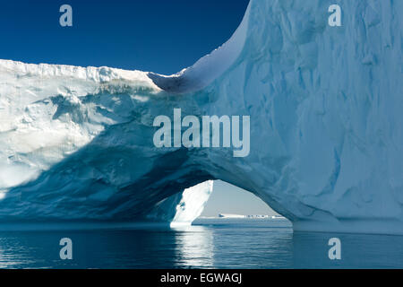 L'Antartide, Mare di Weddell, grandi iceberg Antartico con arco naturale attraverso Foto Stock