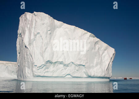 L'Antartide, Mare di Weddell, Antartico nave da crociera zodiacs tra grandi iceberg Foto Stock