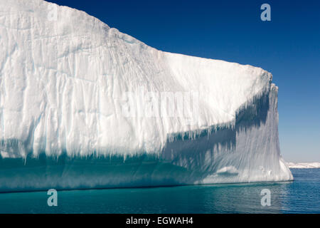 L'Antartide, Mare di Weddell, Antartico estate tabulare di fusione iceberg torreggianti in alto sopra il mare Foto Stock