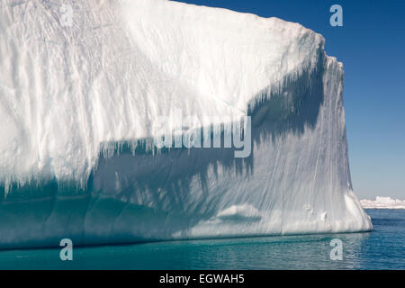 L'Antartide, Mare di Weddell, Antartico estate tabulare di fusione iceberg torreggianti in alto sopra il mare Foto Stock