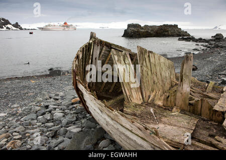 L'Antartide, Half Moon Island, resti di vecchi histoic baleniera norvegese barca sulla spiaggia Foto Stock
