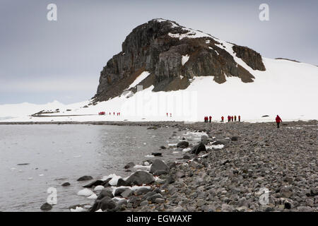 L'Antartide, Half Moon Island nave da crociera i passeggeri a piedi alla base della collina Moenita Foto Stock