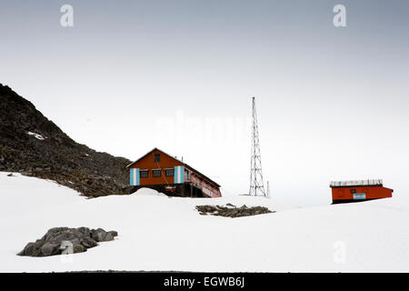 L'Antartide, a sud le isole Shetland, Half Moon Island, Camara Argentina base della marina Foto Stock