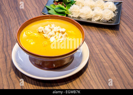 In stile tailandese granchio al curry con noodle Foto Stock