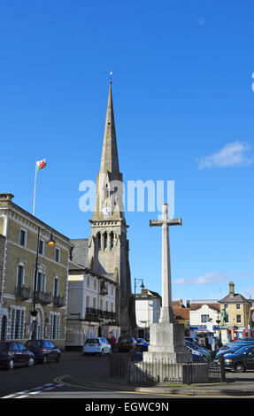 St Ives libera Chiesa (Italia) riformata e il memoriale di guerra croce, la Collina di Mercato, St Ives, Cambridgeshire, England, Regno Unito Foto Stock