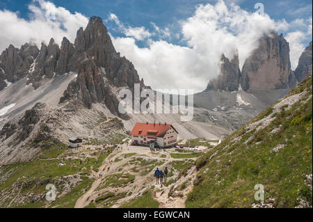 Tre merlato capanna nella parte anteriore del Paterno, dietro le Tre Cime di Lavaredo, Sesto Dolomiti Alto Adige, Trentino Alto Adige, Italia Foto Stock