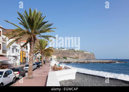 Sul lungomare di Playa de Santiago, La Gomera, isole Canarie, Spagna Foto Stock