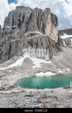 Mountain Cima Pisciadù, 2985m, lago glaciale, vista dal rifugio Pisciadù, gruppo Sella, Val Gardena Dolomiti Alto Adige Südtirol Foto Stock