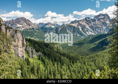 Paesaggio di montagna con foreste di abeti vicino a Cortina d'Ampezzo, vista da 5 Torri Des-Alpes areale di Foto Stock