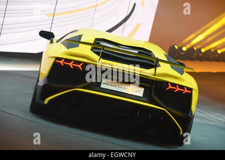 Ginevra, Svizzera. 02Mar, 2015. La nuova Lamborghini Aventador SV è presentato all'ottantacinquesimo Geneva International Motor Show presso il quartiere fieristico Palexpo di Ginevra, in Svizzera, 02 marzo 2015. L'ottantacinquesimo Geneva International Motor Show corre dal 05 fino al 15 marzo 2015. Foto: FELIX KAESTLE/dpa/Alamy Live News Foto Stock