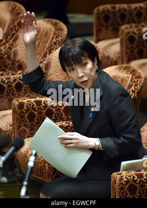 Tokyo, Giappone. 3 Mar, 2015. Sanae Takaichi, il Giappone del ministro delle comunicazioni e degli affari interni, chiede al presidente il permesso prima di rispondere a un' opposizione legislatore durante un bilancio commettee pensa alla dieta di casa inferiore a Tokyo il Martedì, 3 marzo 2015. Credito: Natsuki Sakai/AFLO/Alamy Live News Foto Stock