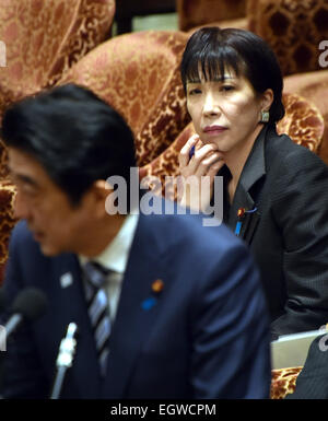 Tokyo, Giappone. 3 Mar, 2015. Sanae Takaichi, sfondo, il Giappone del ministro delle comunicazioni e degli affari interni, guarda al Primo Ministro Shinzo Abe come egli risponde ad una opposizione legislatore durante un bilancio commettee pensa alla dieta di casa inferiore a Tokyo il Martedì, 3 marzo 2015. Credito: Natsuki Sakai/AFLO/Alamy Live News Foto Stock