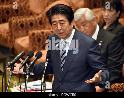 Tokyo, Giappone. 3 Mar, 2015. Giappone il Primo Ministro Shinzo Abe gesti come egli risponde ad una opposizione legislatore durante un comitato di bilancio pensa alla dieta di casa inferiore a Tokyo il Martedì, 3 marzo 2015. La delibera è stata focalizzata sulla manipolazione illegale di fondi politico da due dei principali ministri. Credito: Natsuki Sakai/AFLO/Alamy Live News Foto Stock