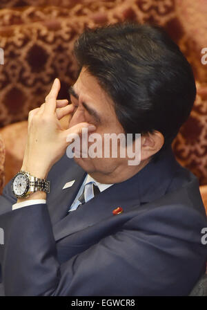 Tokyo, Giappone. 3 Mar, 2015. Giappone il Primo Ministro Shinzo Abe sfrega gli occhi durante un comitato di bilancio pensa alla dieta di casa inferiore a Tokyo il Martedì, 3 marzo 2015. La delibera è stata focalizzata sulla manipolazione illegale di fondi politico da due dei principali ministri. Credito: Natsuki Sakai/AFLO/Alamy Live News Foto Stock