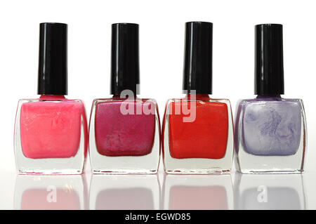 Quattro Nail Polish bottiglie in una fila, di colori diversi Foto Stock