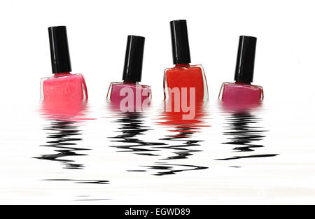 Quattro Nail Polish bottiglie in acqua Foto Stock