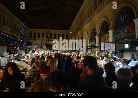 Grecia Atene Attica Plaka una strada trafficata scena a Monastiraki Foto Stock