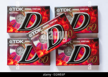 Pila di nuovo avvolto TDK normale posizione D60 audio cassette impostato su sfondo bianco Foto Stock