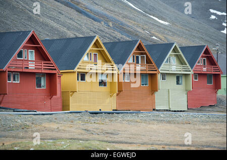 Una fila di legno colorate case norvegesi nella città di Longyearbyen su Spitsbergen, Svalbard Foto Stock