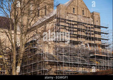 Grande tavola per ponteggio e struttura contrasta con la Cattedrale di Winchester sotto il restauro e i lavori di riparazione Foto Stock