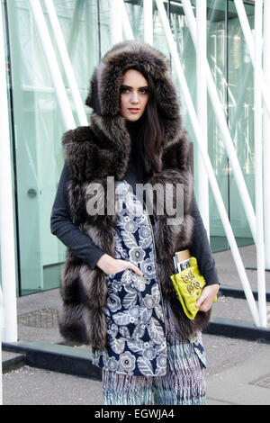 Catherine Poulain arrivando all'Jil Sander pista spettacolo a Milano - Feb 28, 2015 - Foto: Pista Manhattan/Paolo diletto Foto Stock