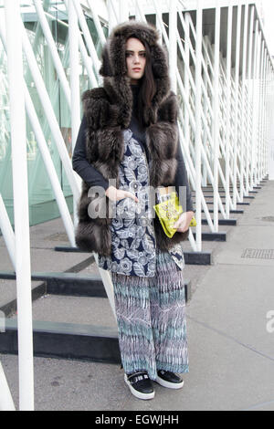 Catherine Poulain arrivando all'Jil Sander pista spettacolo a Milano - Feb 28, 2015 - Foto: Pista Manhattan/Paolo diletto Foto Stock