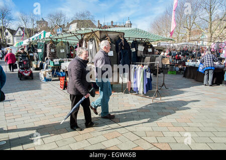 Salisbury, Regno Unito. 3 Marzo, 2015. Regno Unito: Meteo Meteo glorioso in Salisbury cieli blu e la molla come un deciso contrasto con la neve nel nord dell'Inghilterra Credito: Paul Chambers/Alamy Live News Foto Stock