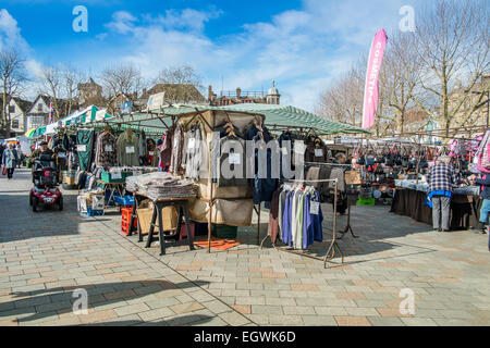 Salisbury, Regno Unito. 3 Marzo, 2015. Regno Unito: Meteo Meteo glorioso in Salisbury cieli blu e la molla come un deciso contrasto con la neve nel nord dell'Inghilterra Credito: Paul Chambers/Alamy Live News Foto Stock