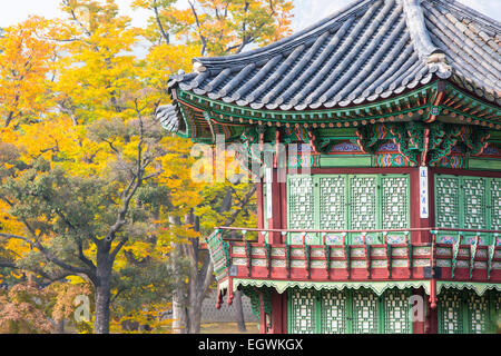 Gyeongbokgung Palace e i suoi giardini in una bella giornata autunnale a Seul, in Corea del Sud. Foto Stock