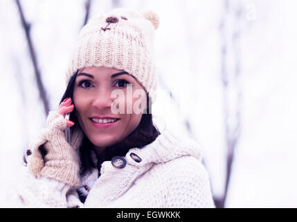 Pretty Woman parlando al telefono in inverno Foto Stock