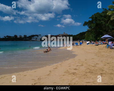 Vista lungo la famosa spiaggia pubblica di Playa de Sosua Repubblica Dominicana turisti in vacanza nella bella giornata inverni Foto Stock